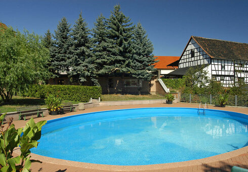 Großzügiger Pool mit Sonnenliegen