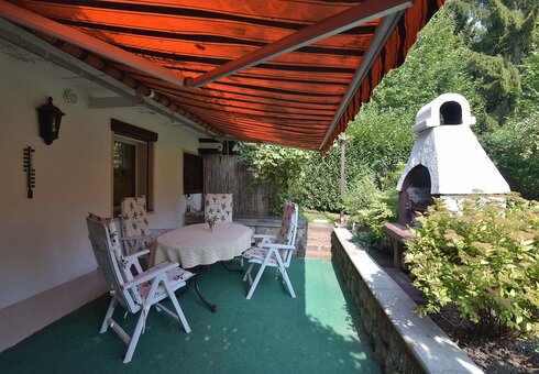 Terrasse mit Gartenmöbeln