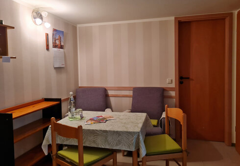 Blick in die kleine Wohnung im Anbau