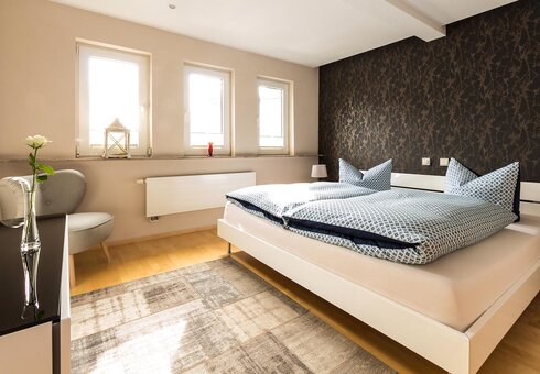 Schlafzimmer mit Doppelbett