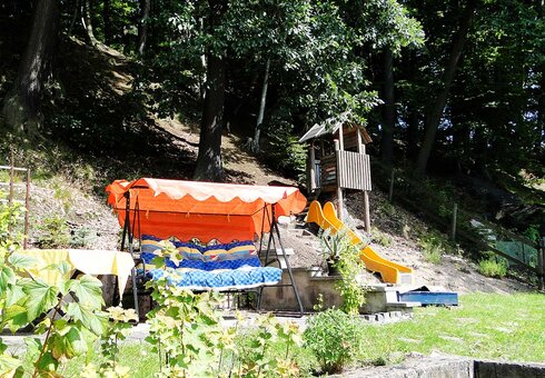 Blick in den Garten mit Spielplatz