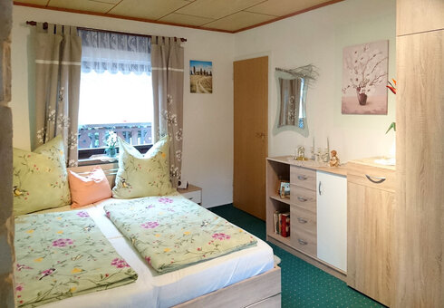 Schlafzimmer 1