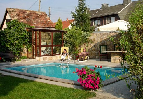 Der Garten mit Pool und Grillplatz