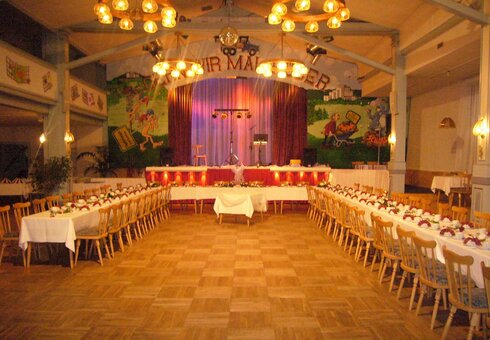 Festlich eingedeckter Saal