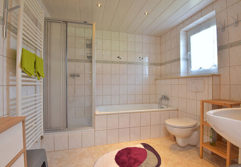 Bad mit Dusche und Badewanne