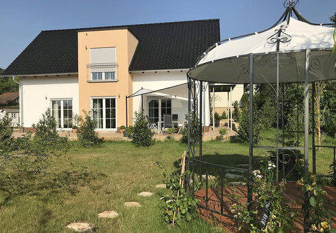 Garten mit Pavillion