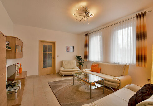 Wohnzimmer mit Couch und TV