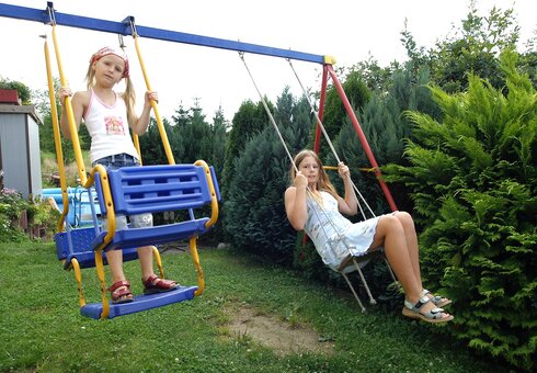 Kinder beim Schaukeln