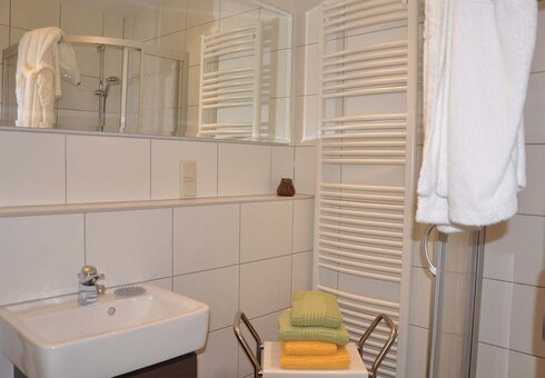 Blick in ein Gästezimmer (Dusche/WC)