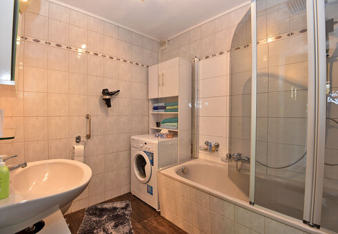 Bad mit Wanne, WC und Waschmaschine