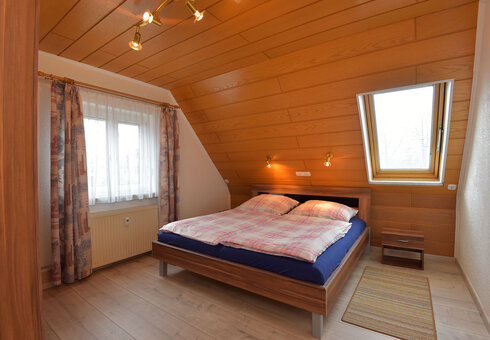 Schlafzimmer mit Doppelbett