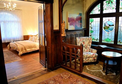 Blick in Diele und Schlafzimmer