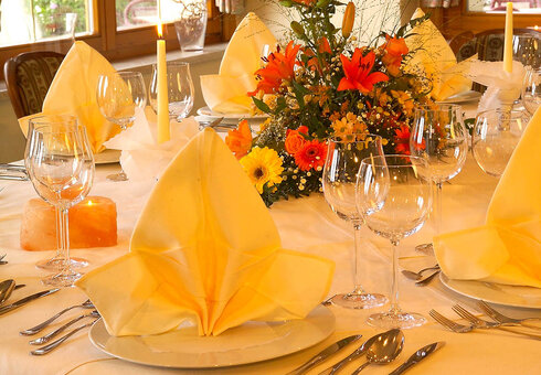 Stilvoll gedeckter Tisch
