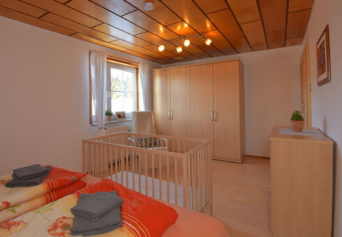 Babybett im Schlafzimmer (auf Wunsch)