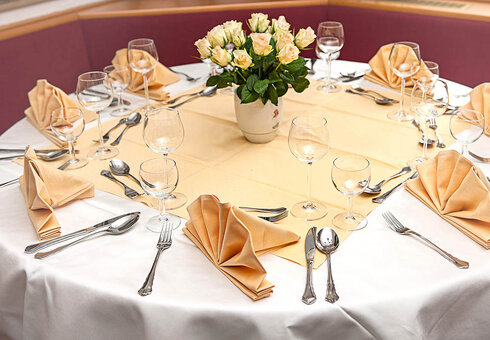 festlich gedeckter Tisch