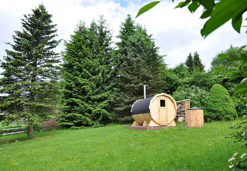 Grundstück mit Liegewiese und Sauna