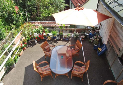 Terrasse mit Gartenmöbeln