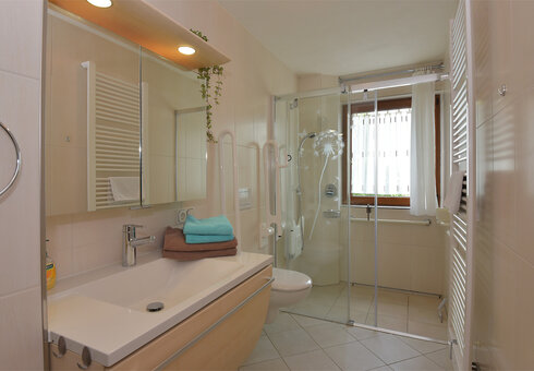 Bad mit Dusche / WC