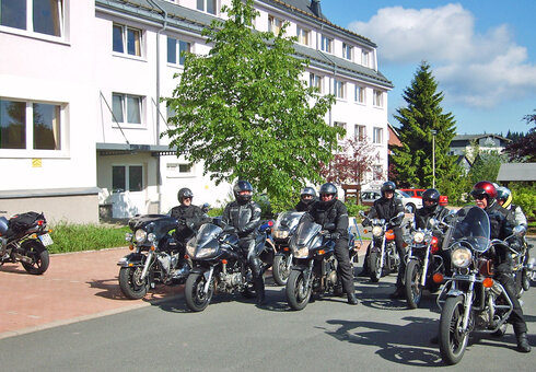 Biker vor dem Aparthotel Oberhof