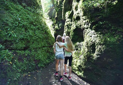 Kinder in der Drachenschlucht