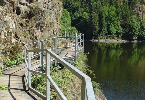 Wanderweg an der Saale
