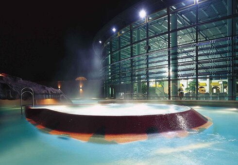 Außenbecken bei Nacht