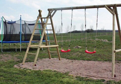 Grundstück mit Schaukel und Trampolin