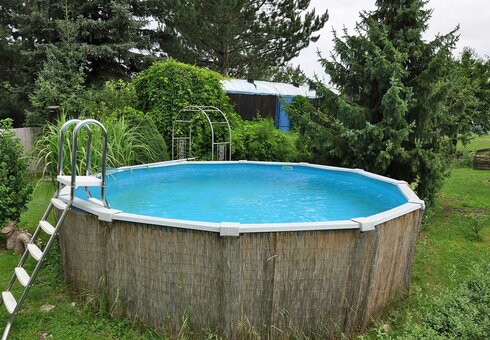 Pool im Garten