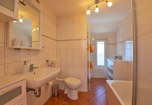 Bad mit Badewanne / WC