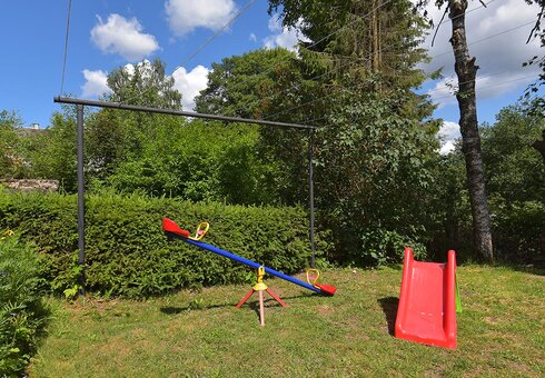 Wippe und Rutsche für kleine Gäste