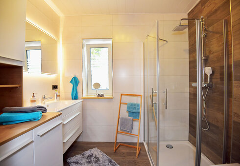 Bad mit Dusche / WC
