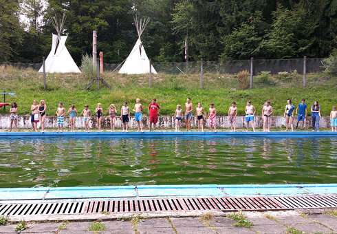 Spiel und Spaß am Pool