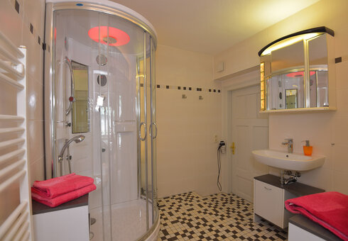 Bad mit Dusche / WC