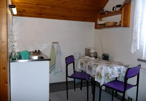 Blick in das Ferienhaus (Küchenzeile)
