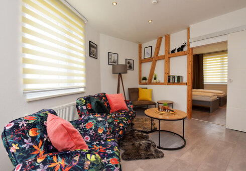 Wohnzimmer mit Couch und TV