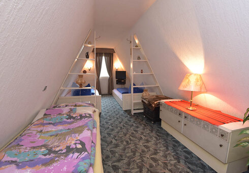 Schlafzimmer mit 3 Betten