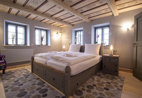 Schlafzimmer mit Doppelbett
