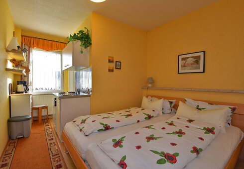 Schlafzimmer mit Doppelbett
