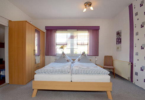 Schlafzimmer mit Doppelbett