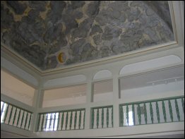 Blick auf die Deckenbemalung d. Synagoge