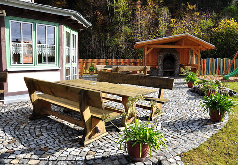 Sitzgruppen vor der Herberge