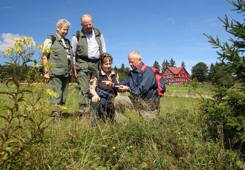 Wanderer vor dem Berghotel Ebertswiese