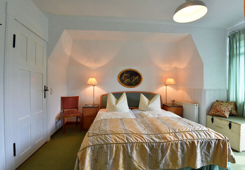 Schlafzimmer mit Doppelbett