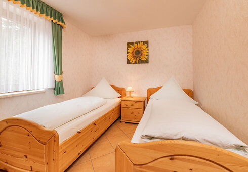 Schlafzimmer mit getrennten Betten