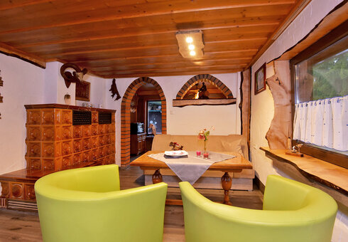 Wohnzimmer mit Couch und Ofen