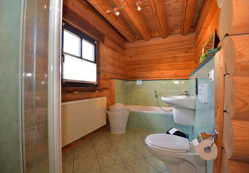 Bad mit Badewanne, Dusche und WC