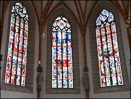 drei Mittelfenster im Chorraum