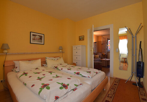 Schlafzimmer mit Doppelbett