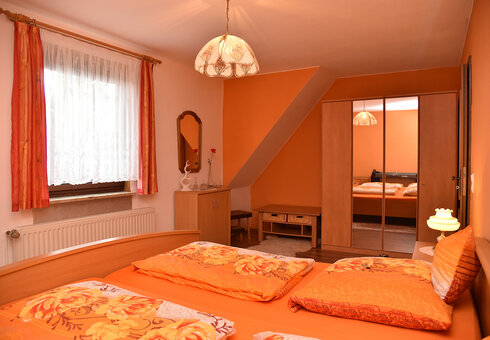 Schlafzimmer 1