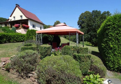 Garten mit Pavillon